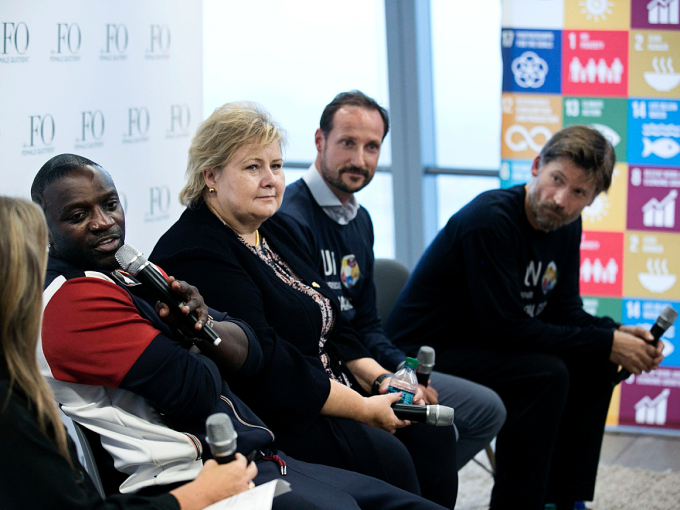 After the match the Crown Prince, Erna Solberg, Nikolaj Coster-Waldau and Akon participated in a panel to discuss the Sustainable Development Goals. Photo: Pontus Höök / NTB scanpix.